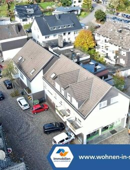 VR IMMO: Vollvermietetes Anlageobjekt mit 14 Wohnungen, 3 Gewerbeeinheiten und 4 Garagen im Zentrum - Marienheide