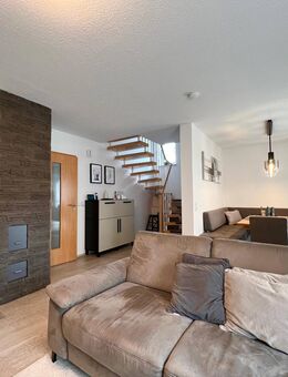 HOCHWERTIGES REIHENENDHAUS MIT GARTEN UND ÜBERDACHTER TERRASSE - PV-ANLAGE - GARAGE - FERNWÄRME - Burghausen