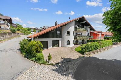 Freistehendes Einfamilienhaus - ein Hanghaus mit ca. 430 m² Wohnfläche, einer Einliegerwohnung und einem ca. 782 m² großem Grundstück