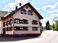 Gelegenheit - historisches Haus mit gepflegtem Garten und 2 Garagen direkt im Zentrum von Oberreute - Oberreute
