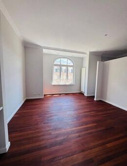 Zwei Zimmer Altbauwohnung mit Balkon - Frankfurt (Main)