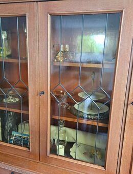 schöner Schrank mit Glas-Vitrine - Arnsberg