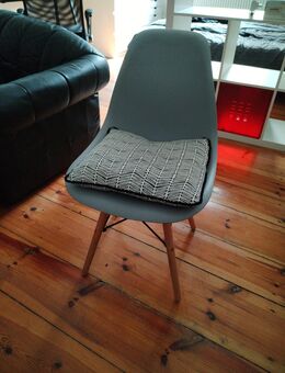 Designstuhl mit rundem Kissen und Holzbeinen - Berlin