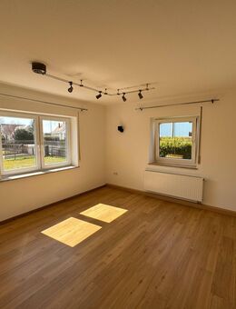 Zweifamilienhaus in Ruhiger Lage mit zusätzlichem Bauplatz sucht neuen Eigentümer - Oberndorf (Lech)