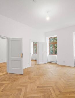 Elegantes Wohnen im denkmalgeschützten Altbau: Großzügige 4-Zimmer-Wohnung mit Balkon - München