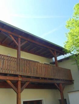 Stadtzentrum: Ruhige 2-Zimmer-Wohnung mit großem Holz-Balkon, separater Küche, neuem Laminatboden - Torgau