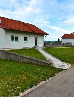 Viel Platz für die ganze Familie: Großes Einfamilienhaus mit Garten und 3 Garagen - Ehingen (Donau)