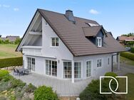 Fernblick & Luxus pur! Hochwertiges Anwesen mit ELW, tollem Garten und Traumterrasse nahe Bayreuth - Hummeltal