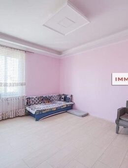 IMMOBERLIN.DE - Feine einzugsfreie Altbauwohnung mit Loggia in gepflegtem Zustand beim Tempelhofer Feld - Berlin