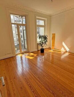 Zentral und doch so ruhig: Lichtdurchflutete, modernisierte 4-Zimmer-Altbauwohnung mit Westbalkon - Hamburg