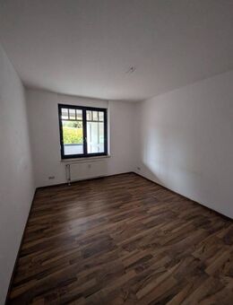 Ruhige 2 Zimmer Wohnung mit Loggia und großem, überdachten Balkon wartet auf Ihren Einzug! - Schortens