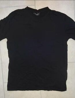 Männer-Basic-T-Shirts mit V-Ausschnitt zu verkaufen *neu*Größe M - Walsrode