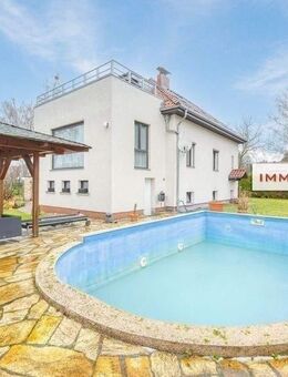 IMMOBERLIN.DE - Sehenswertes Haus mit Villenflair, fabelhaftem Poolambiente & Sonnenterrassen in ländlicher Lage - Berlin