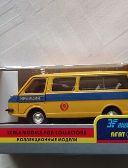 Drei russische Arat Autominimodelle - eine Kombi, ein Polizeiauto und einen Lada Niwa - Frankfurt (Main)