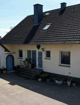 Zweifamilienhaus mit PV-Anlage und Baugrundstück in Hille - Hille