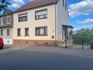 Ein- bis Zweifamilienhaus mit Balkon und großem Garten. - Homburg