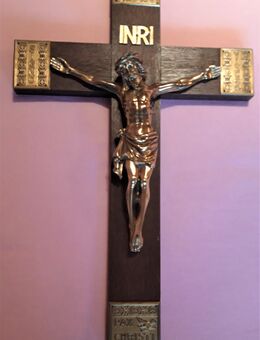 antik Kruzifix - Jesus Kreuz - aus Messing - INRI Kreuz auf Eiche - 1953 - Diessenhofen