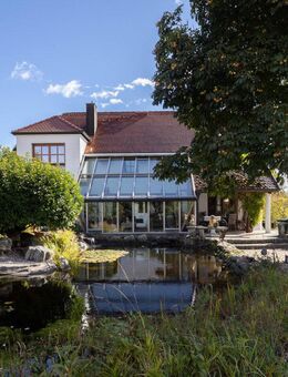 Villa mit Traumgarten und Schwimmteich - Bergheim (Bayern)