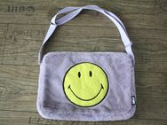 Felltasche Pelztasche Fakepelz Smiley Tasche Umhängetasche Crossover flieder A4 - Neuenhagen (Berlin)