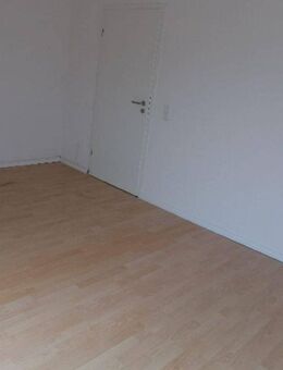 2020 renovierte 3 Zimmer-Wohnung mit neuem Bad, neuwertigen Innentüren, Garten und Kfz.-Platz! - Hameln