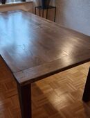 Tisch aus dunklem Holz, massiv in 83022