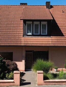 KL-Hohenecken: Freistehendes Zweifamilienhaus mit Doppelgarage, PKW-Stellplätzen und Garten - Kaiserslautern