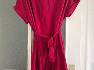Kleid mit Gürtelband, Farbe: rot, Größe M Originalverpackt und unbenutzt Zustand: Neuware - Berlin