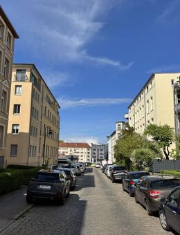 Freigezogene und frisch renovierte 2-Zimmer-Wohnung mit Balkon und Außenstellplätzen - Rostock