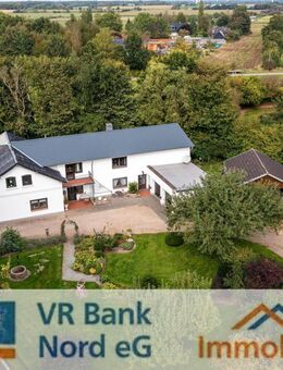 Zwei Häuser, eine Blockhütte und ein weitläufiges Areal - Janneby