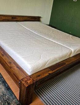 Ein sehr gepflegtes Bett mit Matratzen und Nachttischen - Herzogenrath