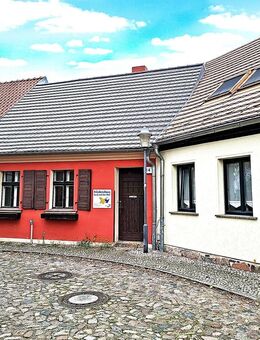 Historisches, ehemaliges Vereinshaus in Reihenbebauung mit 2 Zugängen und kleinem Vorgarten in Eisenhüttenstadt - Eisenhüttenstadt