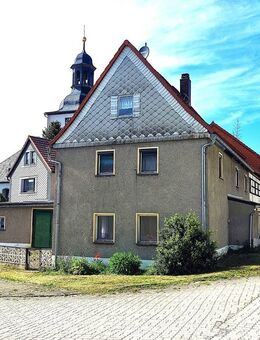 Wohnhaus zum Sanieren - mit zwei Garagen, Werkstatt und kleinem Garten! - Tanna
