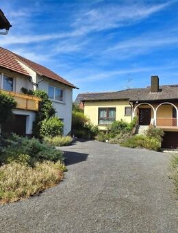 2 Häuser - ein Preis! Bungalow (Bj. 1978) + ZFH (Bj. 1964) - Wfl. ca. 419 m² - Grund ca. 953 m² - Maroldsweisach
