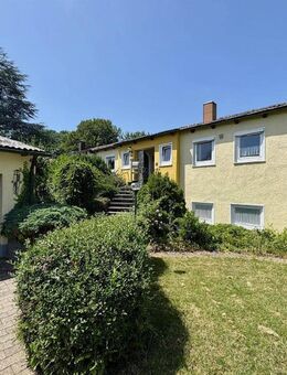 Wohnen & Vermieten unter einem Dach - Gepflegte Doppelhaushälfte mit Garten, zwei Garagen und Einliegerwohnung - Pfullendorf