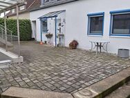 2 Häuser auf einem Grundstück! Eine DHH m. 2 Wohnungen u. ein freistehendes 1-FH m. 2 Eingängen, Carport, Einstellplätzen u. Garten - Braunschweig