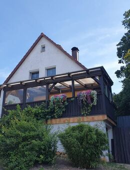 Freistehendes Einfamilienhaus mit zwei Garagen in ruhiger, naturverbundener Lage im Gemeindegebiet Bindlach - Bindlach