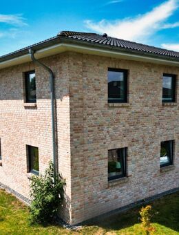 OG-Wohung in moderner Stadtvilla - Top-Lage in Husum: 3-4 Zimmer, 125?m², Balkon und Carport - Husum (Schleswig-Holstein)