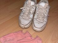 Getragene Sneaker und Sneaker Socken - Rosenheim