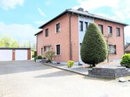 Zweifamilienhaus mit zwei Garagen auf großem Grundstück - Bedburg-Hau