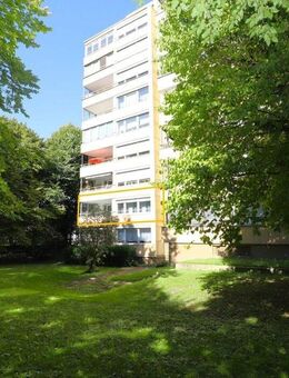4,5-Zimmer-Wohnung mit Garagenplatz, Aufzug und Balkon in Bad Urach -Rendite oder Eigennutzung - Bad Urach