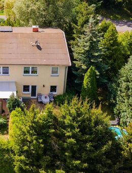 Mit Keller, Einbauküche, zwei Bädern, Pool u.v.m.: Stadtvilla-Doppelhaushälfte am Feld in Prötzel - Prötzel