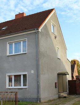 Familienfreundliches Mehrfamilienhaus mit Nebengelass und großem Grundstück - Grimmen