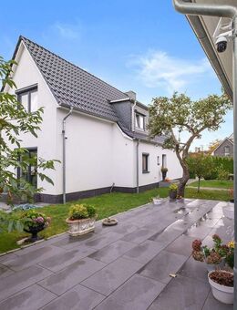 Stilvoll saniertes Einfamilienhaus mit Anbau, großzügigem Grundstück in Norderstedt Friedrichsgabe - Norderstedt