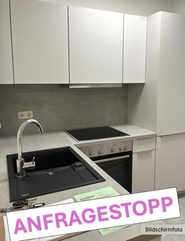 Einbauküche mit 2 Zimmer-Wohn(t)raum sucht Mieter - 3. OG mit Aufzug, Loggia und kleinem Balkon, sowie Kfz.-Stellplatz - Erfurt