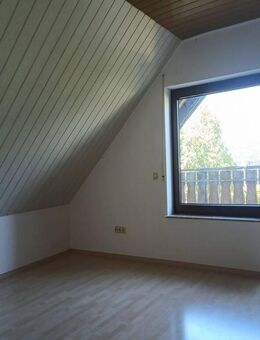 TOPLAGE: Großzügige 4-Zimmer-DG-Wohnung mit Süd-West-Balkon, Gartenmitbenutzung und Stellplatz - Battenberg (Eder)