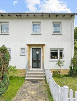 Lauterbach: Charmantes Reihenendhaus mit Potenzial in familienfreundlicher Lage - Lauterbach (Hessen)