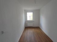 Helle freundliche Dreiraumwohnung mit Balkon und modernen Badezimmer - Merseburg