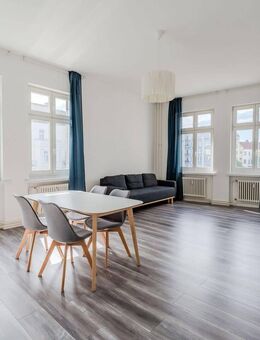 Helle und geräumige 2 Zimmer Wohnung in Stalin Gebäude - Berlin