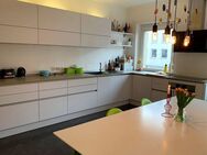 Möblierter 4-Zimmer Altbau, hohe Wa¨nde, Parkett, moderner Küche, Bad, Stellplatz mit Wallbox - Nürnberg