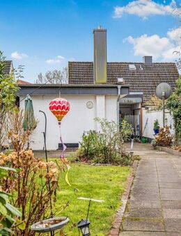 Charmante Doppelhaushälfte mit modernem Anbau auf pflegeleichtem Grundstück - Neumünster